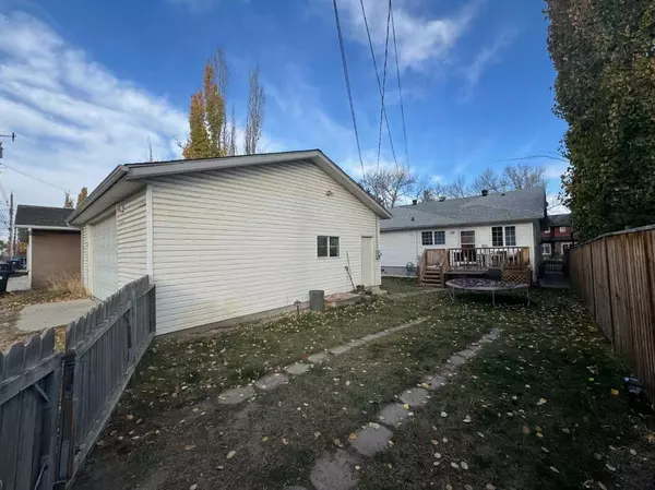 Calgary, AB T2M 1S5,427 23 AVE NW