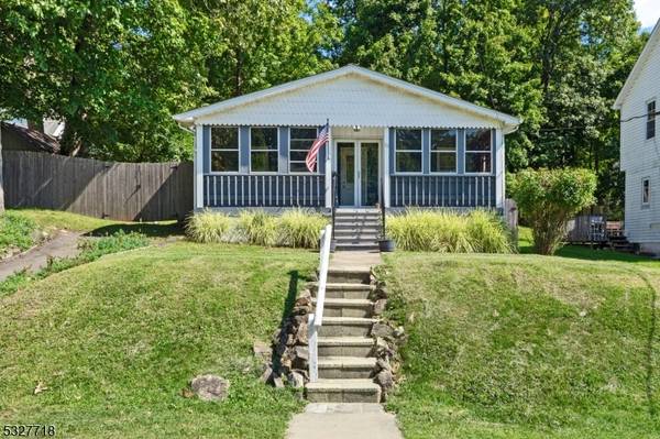 15 Hopatchung Rd, Hopatcong Boro, NJ 07843