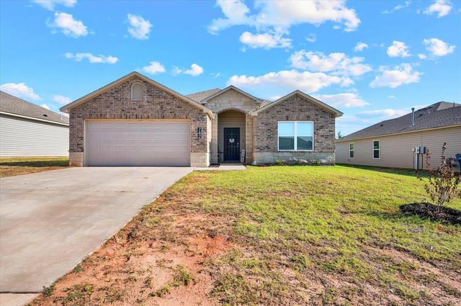 742 W Lola Drive, Mustang, OK 73064