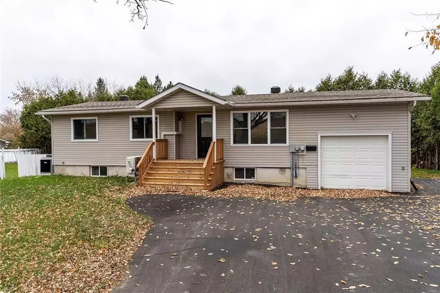 130 FOREST LEA RD, Laurentian Valley, ON K8A 7B8