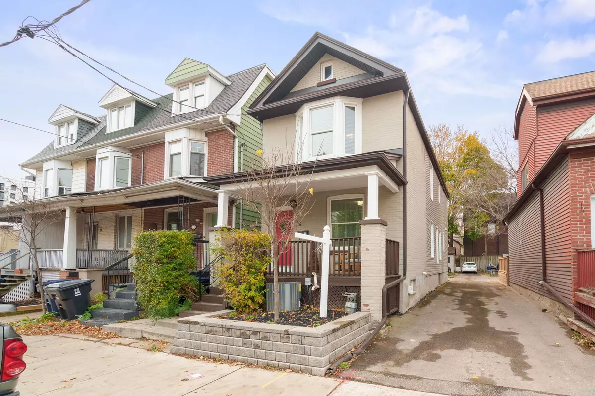 Toronto E01, ON M4L 3A7,16 Coxwell AVE