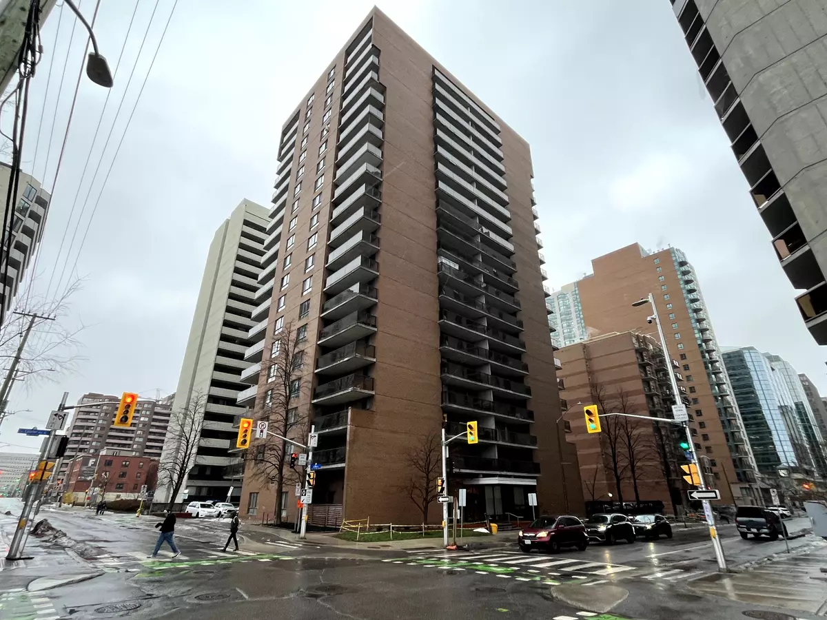 Ottawa Centre, ON K1R 7X1,475 Laurier AVE W #302