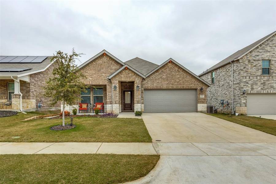 209 Briarwood Lane, Lake Dallas, TX 75065