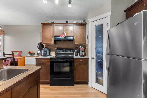 Calgary, AB T3M 0B5,195 Cranberry Close SE