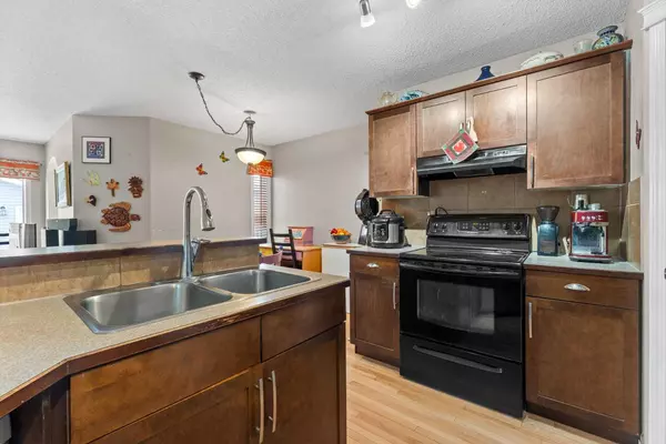 Calgary, AB T3M 0B5,195 Cranberry Close SE