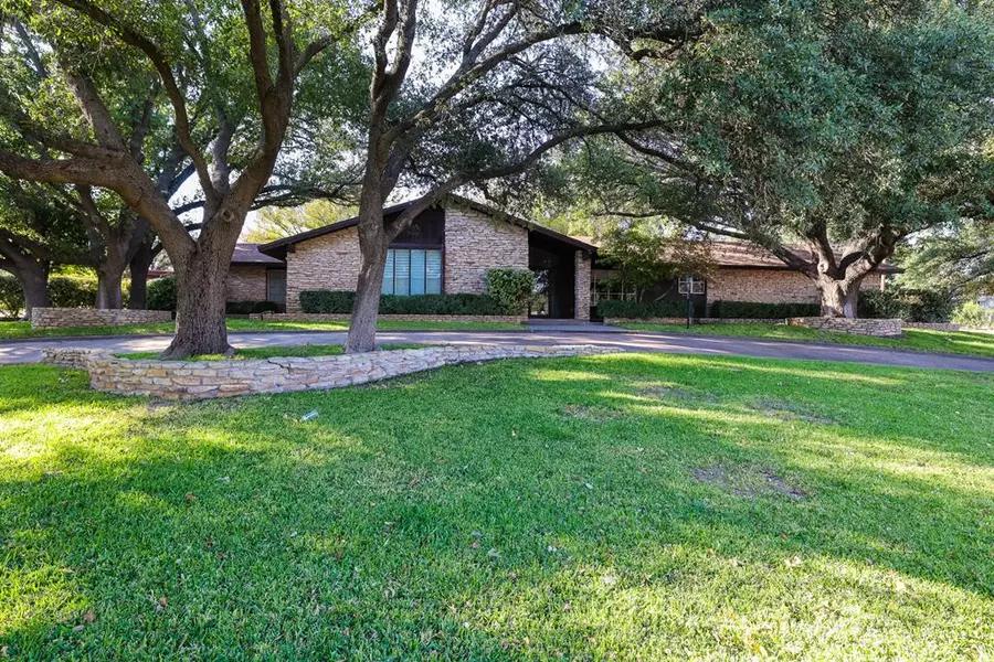 1002 Henderson Dr, Ozona, TX 76943