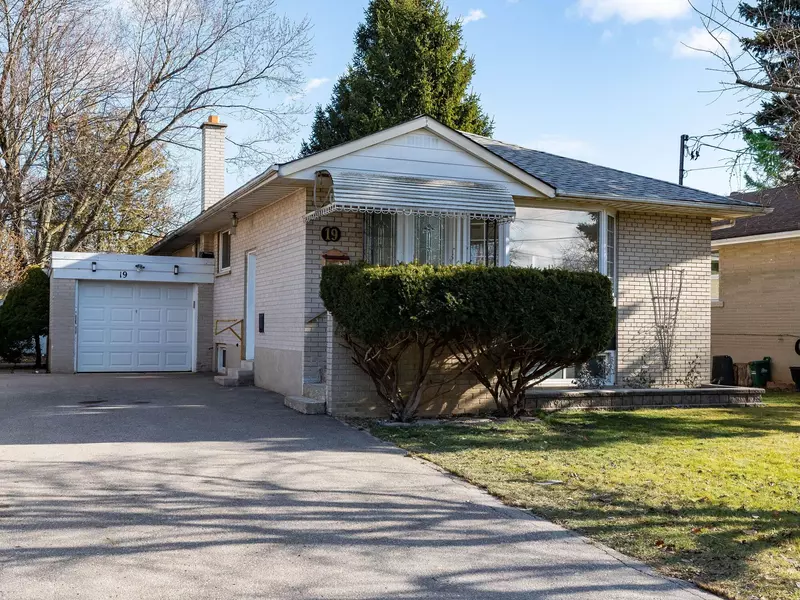 19 Beaverton RD S #Main, Richmond Hill, ON L4C 2H5