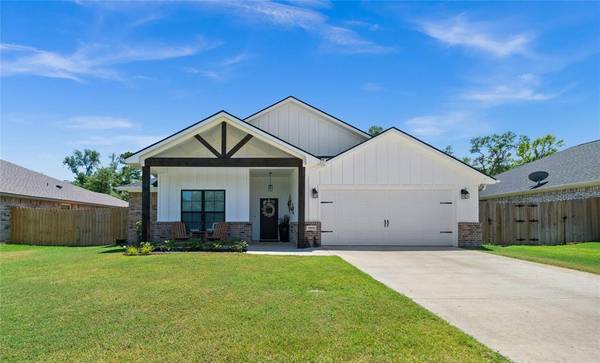 16018 Crossing Circle,  Lindale,  TX 75771