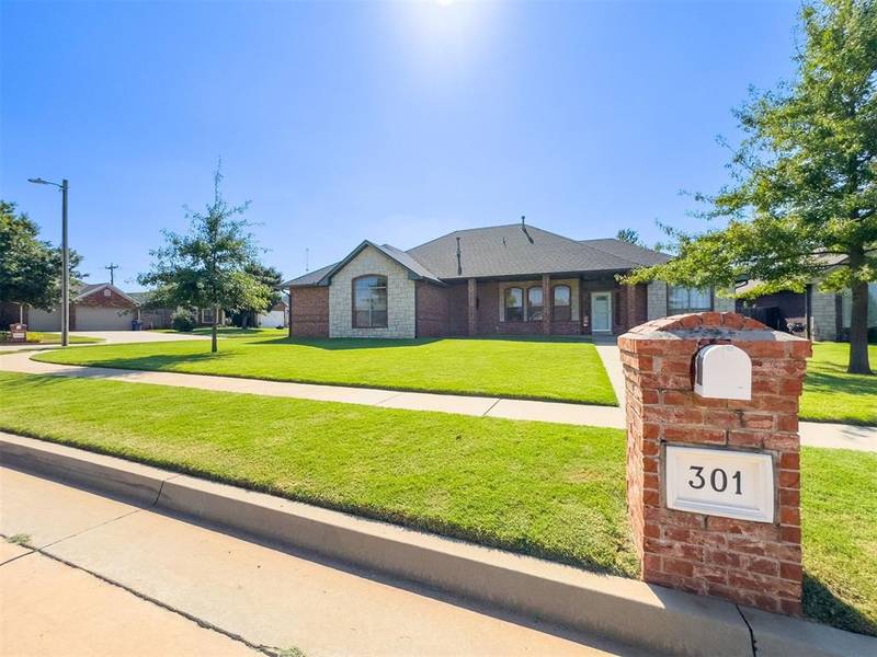 301 N Emerald Way, Mustang, OK 73064