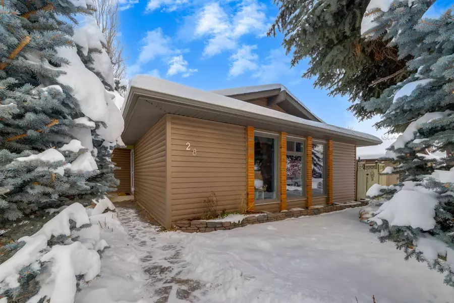 28 Midlawn PL SE, Calgary, AB T2X 1A6