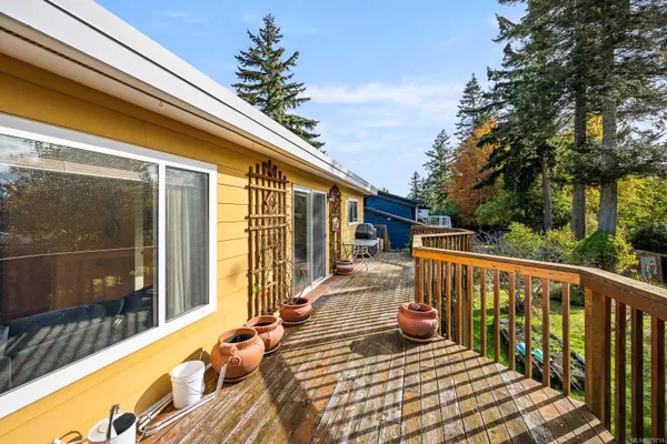 Comox, BC V9M 2W6,1689 Robb Ave