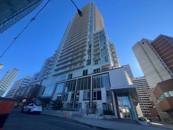 33 Helendale AVE #1111, Toronto C03, ON M4S 3H7