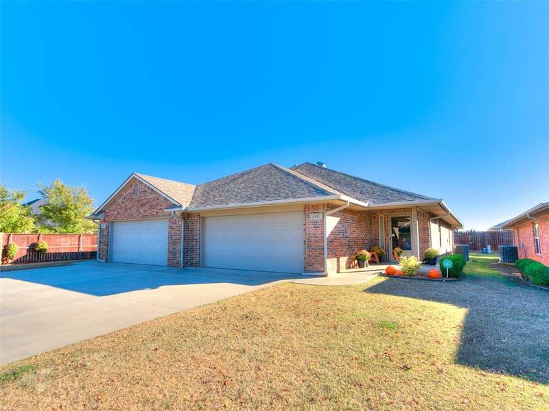 2400 Kyle Robert Lane, Moore, OK 73160