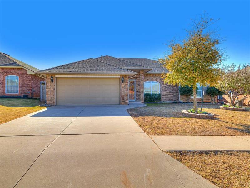 604 Manhattan Drive, Moore, OK 73160