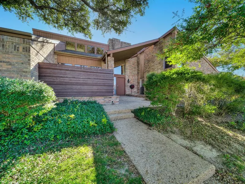 10211 Bridgegate Lane, Dallas, TX 75243