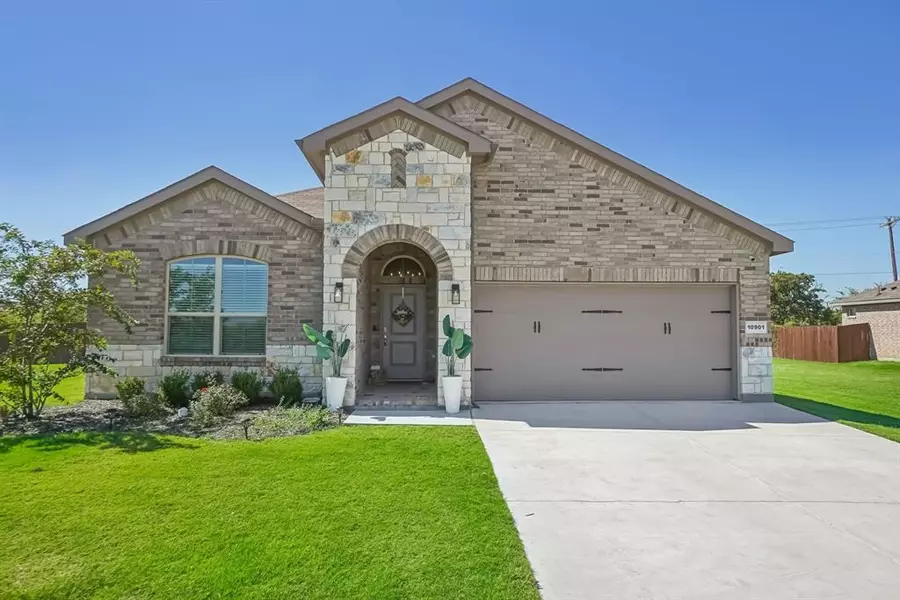 10901 Rockchapel Drive, Fort Worth, TX 76052