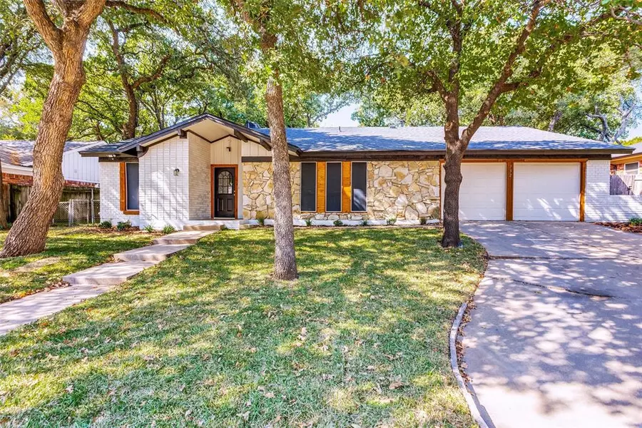 732 Kentwood Circle, Bedford, TX 76021