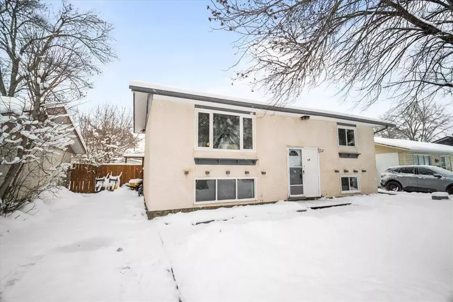 14 Pembridge Bay, Winnipeg, MB R2M 4H3