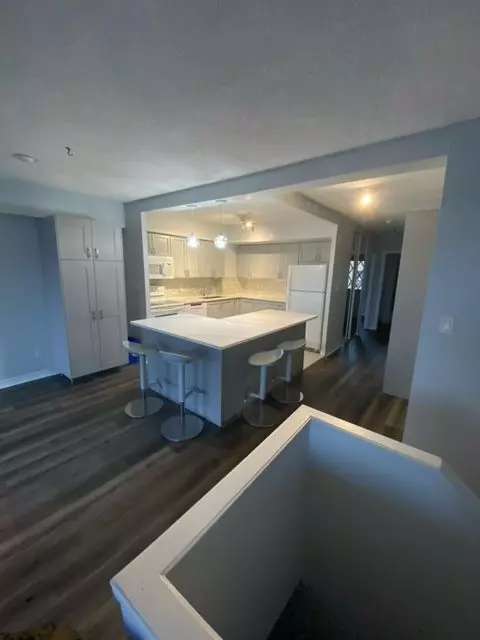 Mississauga, ON L5C 3Z5,1000 Cedarglen Gate #417