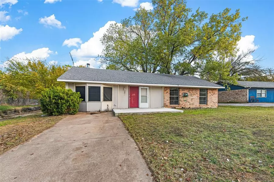 832 James Street, Azle, TX 76020