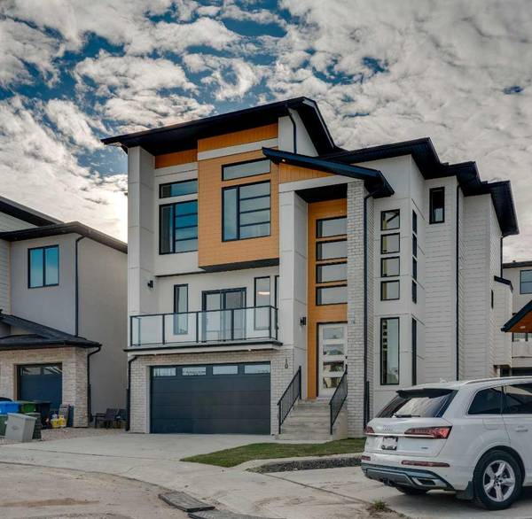 10 Straddock Bay Southwest, Calgary, AB T3H 2S8