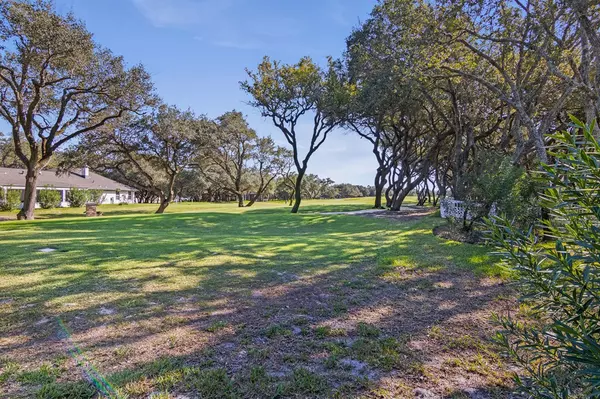 Rockport, TX 78382,404 Fairway Oaks