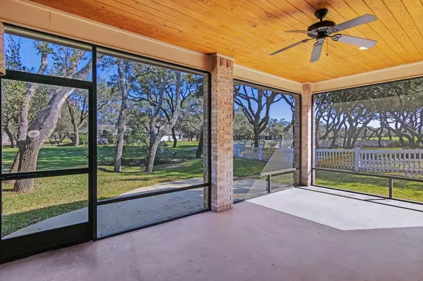 Rockport, TX 78382,404 Fairway Oaks