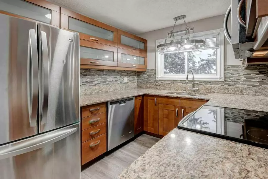 32 Castleridge RD Northeast, Calgary, AB T3J 1N9