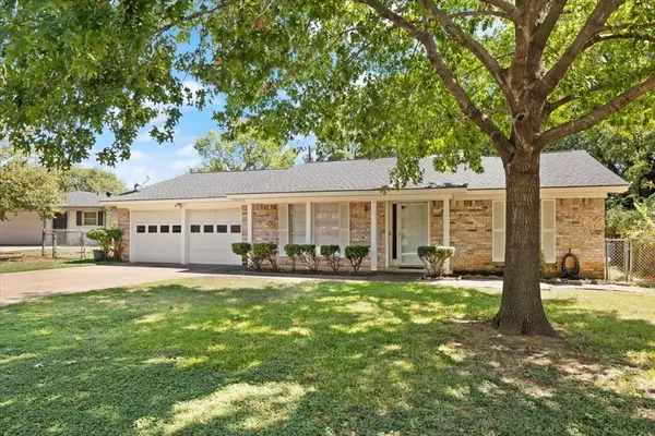 228 Arcadia Street, Hurst, TX 76053