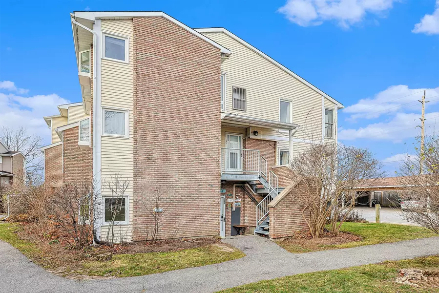 20 Shehyn LN #Unit A, Tanglewood - Grenfell Glen - Pineglen, ON K2G 4Y5