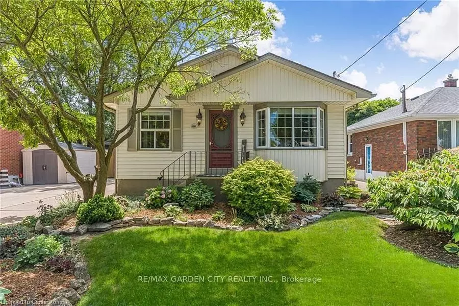 17 Parkdale DR, Thorold, ON L2V 2N5