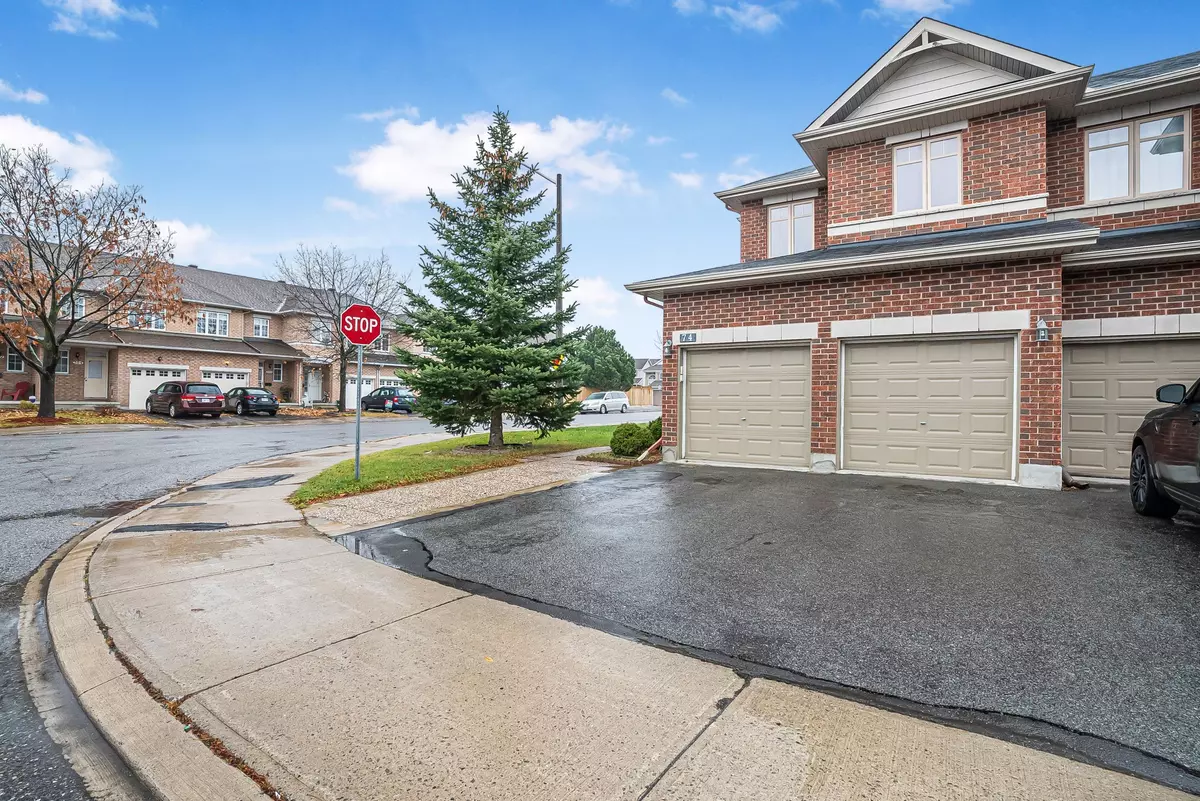 Barrhaven, ON K2J 5C5,74 MADELON DR