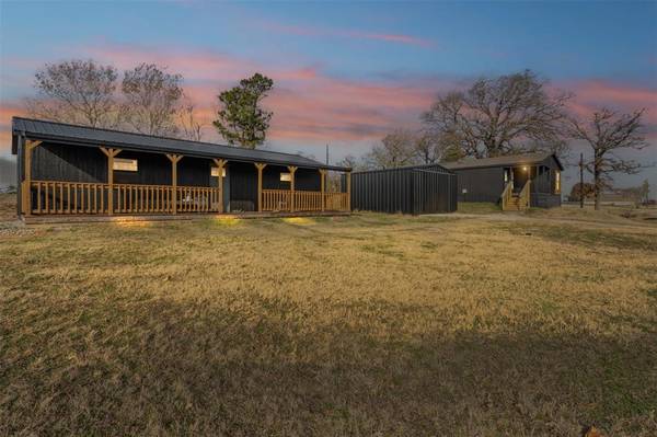 325 Hometown Way, Springtown, TX 76082