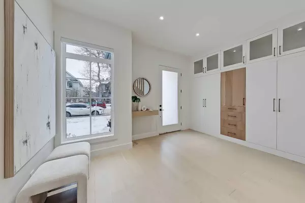 Calgary, AB T2M 0T9,627 18 AVE NW