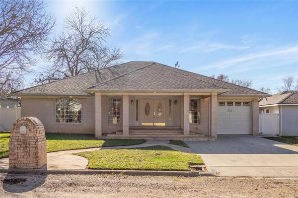 312 Hollywood Drive, Coleman, TX 76834