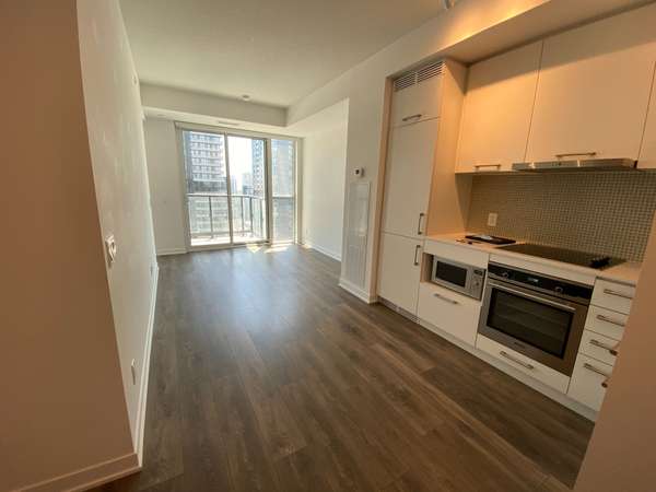 87 Peter ST #2716, Toronto C01, ON M5V 0P1