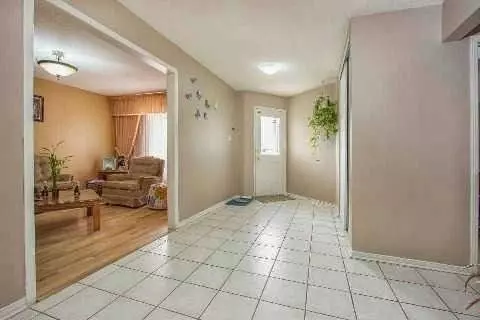 Brampton, ON L6Y 3K2,44 Lilly CRES