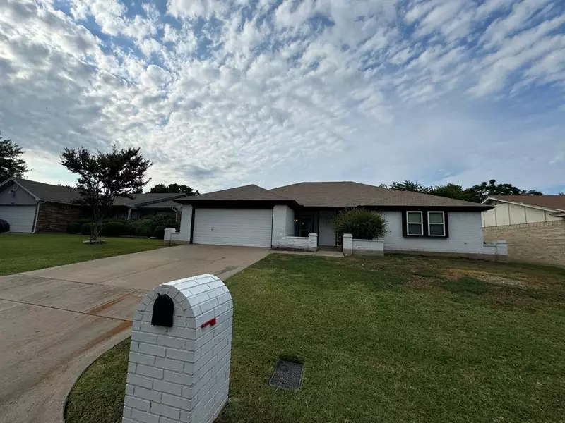 933 Freestone Drive, Arlington, TX 76017