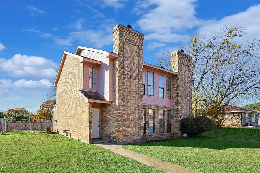 220 Davis Drive, Desoto, TX 75115