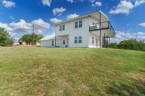 200 Peninsula Court, Bluff Dale, TX 76433