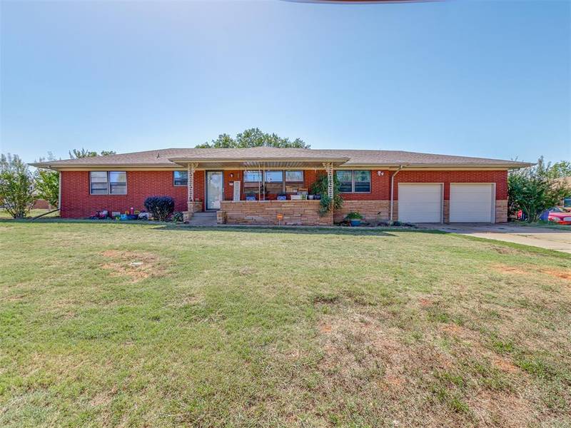 317 Oakwood Drive, Lindsay, OK 73052