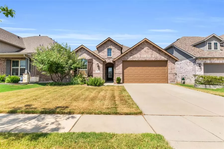 1905 Steppe Trail Drive, Aubrey, TX 76227