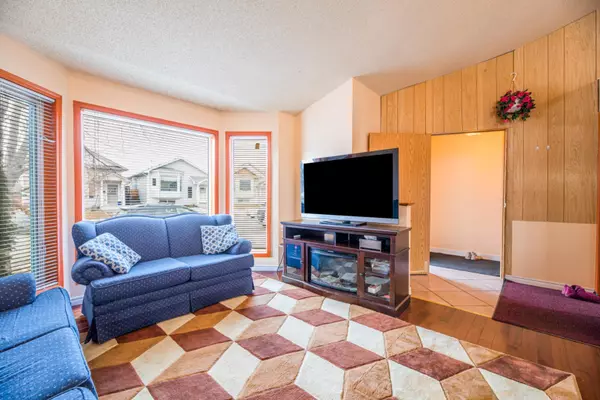 Calgary, AB T2B 3H9,39 Erin CIR SE