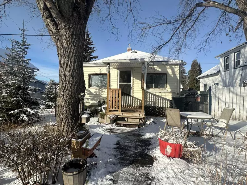 112 4 AVE West, Hanna, AB T0J 1P0