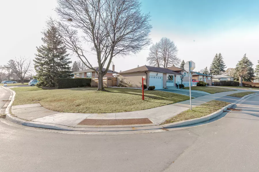 2 Alexandria CRES, Brampton, ON L6T 1N3