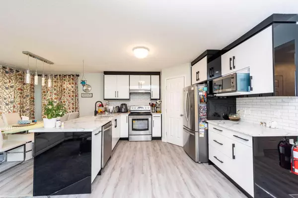 71 Hidden Creek Rise Northwest, Calgary, AB T3A 6L3