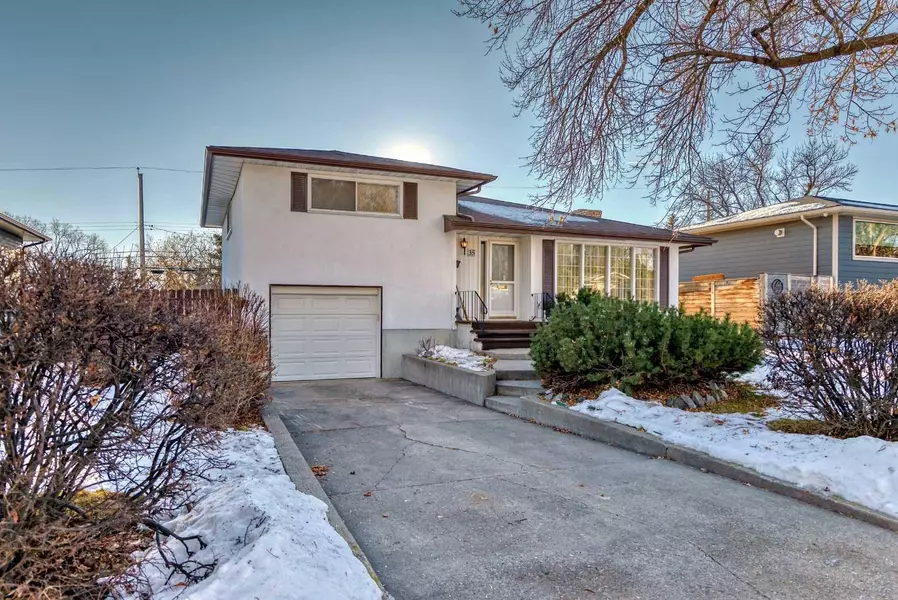 35 Hendon DR Northwest, Calgary, AB T2K 1Y6