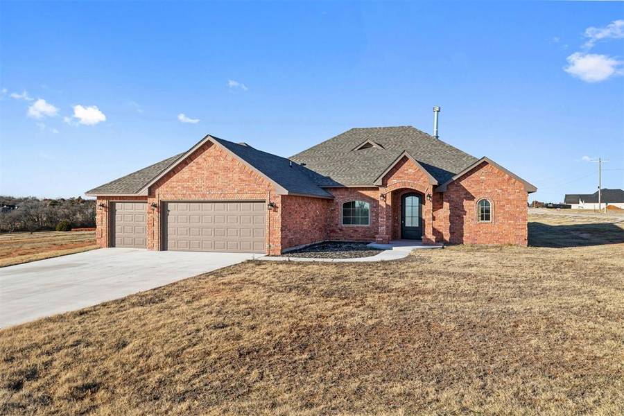 2438 Canyon Cir, Blanchard, OK 73010