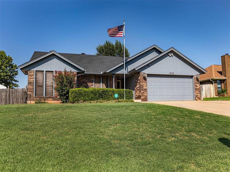 1923 E Lakeside Terrace, Mustang, OK 73064