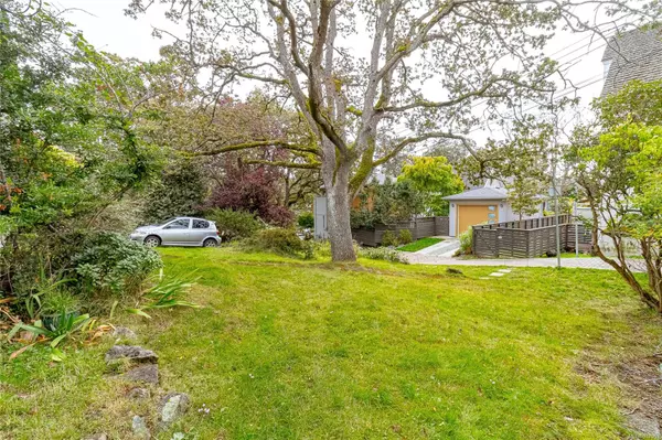 Oak Bay, BC V8R 1M1,2120 Byron St